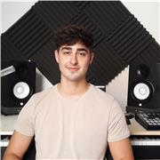 Auteur / Compositeur et Pianiste avec 18 ans d'expérience donne cours de piano en ligne